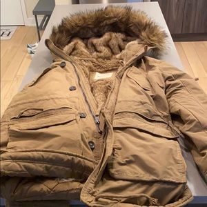 Tan fur Hollister men’s parka Jacket (never worn)